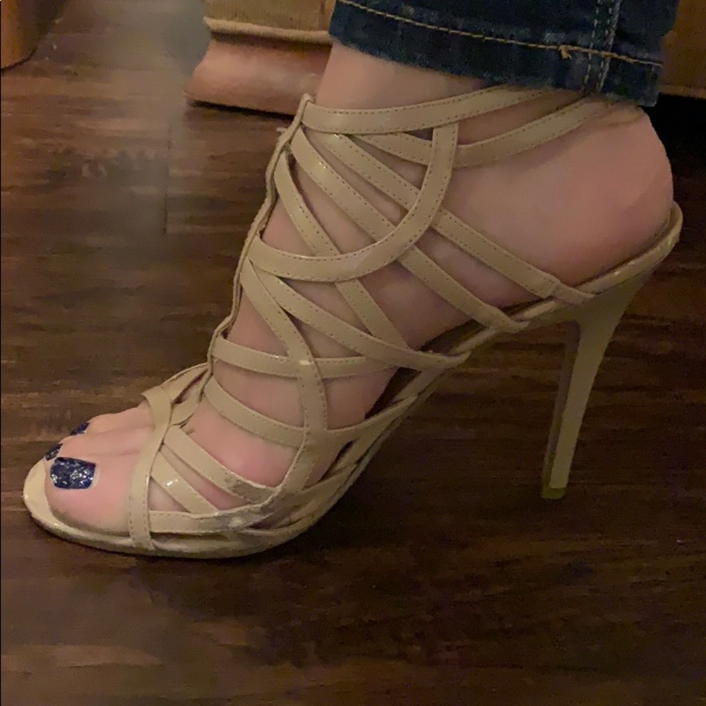 Nude Guess stilettos with geometric pattern